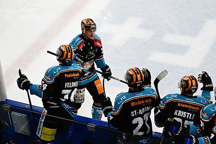 Kilian Rappold (Steinbach Black Wings Linz) feiert das Tor zum 1 zu 0, Win2Day ICE Hockey League,  Steinbach Black Wings Linz vs HC Pustertal Wölfe,  Linz AG Eisarena