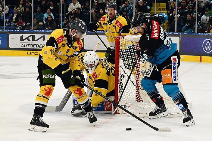 Nick Saracino (HC Pustertal Wölfe), Travis Barron (Steinbach Black Wings Linz), Tormann Edward Pasquale (HC Pustertal Wölfe), 19. Runde ICE, Steinbach Black Wings Linz vs HC Pustertal Wölfe, Linz AG Eisarena 
