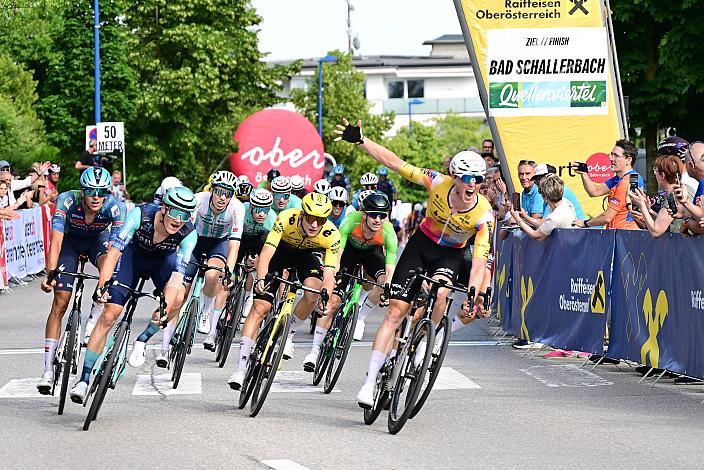 Zielsprint 2. Platz Valentin Hofer (AUT, Bahrain Victorious Development Team), Sieger Kilian Feurstein (AUT, Team Vorarlberg), 3. Etappe Asten - Bad Schallerbach, Oberösterreich Rundfahrt