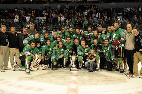 Die London Pro Knights mit dem EuroCan Pokal.