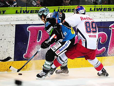 Martin Mairitsch Linz und Marco Brucker, Salzburg, EHC Liwest Black Wings Linz vs. EC Red Bull Salzburg, Platzierungsrunde