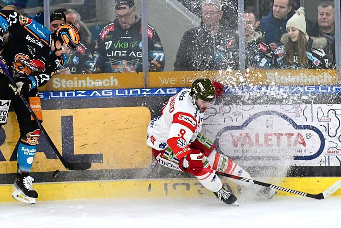 Patrick Söllinger (Steinbach Black Wings Linz), Daniel Mantenuto (HCB Suedtirol Alperia),  Win2Day ICE Hockey League,  Steinbach Black Wings Linz vs  HCB Südtirol Alperia,  Linz AG Eisarena 