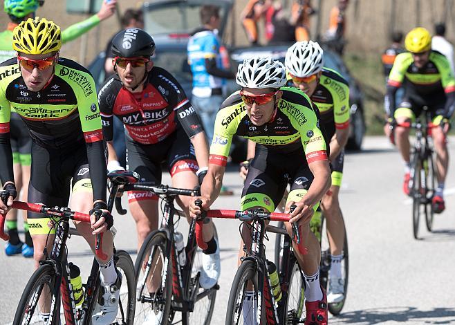 Das Hauptfeld beim Kirschbluetenrennen Jannik Steimle (GER, Team Vorarlberg Santic) 