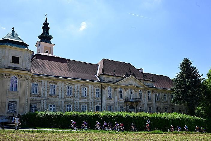 Das Peloton vor der Wallfahrtskirche Heiligenkreuz Gutenbrunn, 2. Etappe Peloton, Sportland NÖ women tour