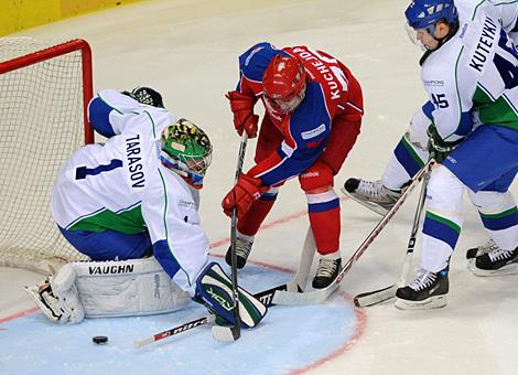 #78 David Kuchejda, Stuermer, HC Mountfield Ceske Budejovice, vor dem Tor der Russen, gehuetet von der #1 Vadim Tarasov, Tormann, Salavat Yulayev Ufa.