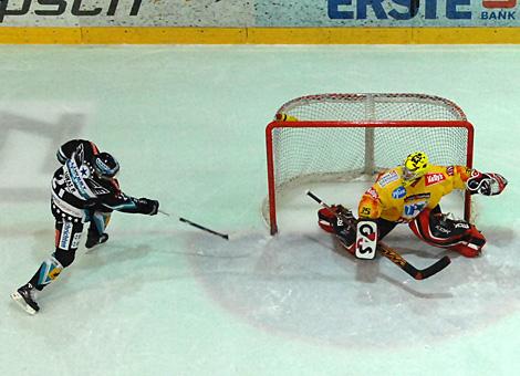 #21 Philipp Lukas, Stuermer, Liwest Black Wings Linz scheitert an der #35 im Tor der Vienna Capitals, Jean Francois Labbe.