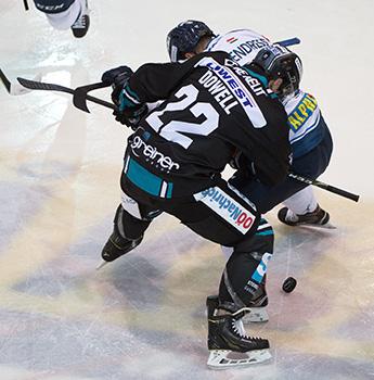 Jake Dowell (EHC Liwest Black Wings Linz) und Olivier Latendresse (Fehervar AV 19)  EHC Liwest Black Wings Linz vs Fehervar AV 19