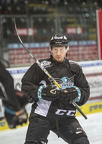 Im Bild: Steve Oleksy (EHC Liwest Black Wings Linz) Eishockey,  EHC Liwest Black Wings Lin z