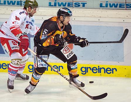 Brett McLean (EHC Liwest Black Wings Linz) und Steve Saviano (HCB Suedtirol), EHC Liwest Black Wings Linz vs HCB Suedtirol