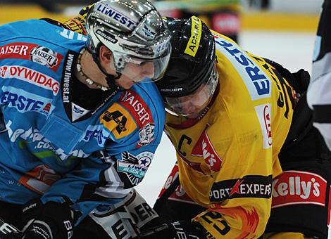 Benoit Gratton Vienna Capitals vs. Daniel Oberkofler Liwest Black Wings Linz