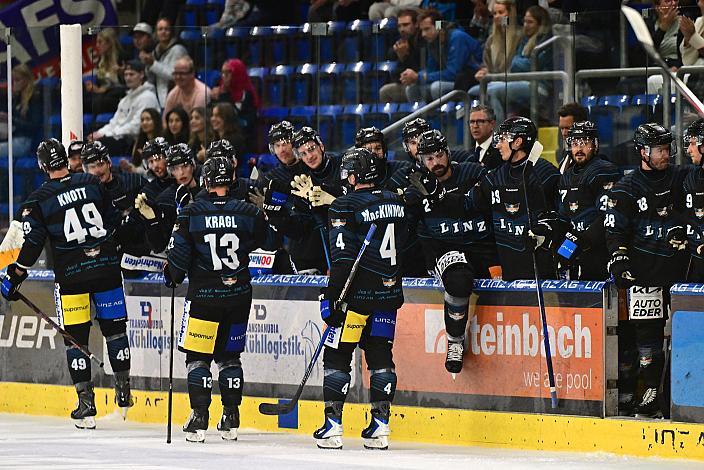 Die Steinbach Black Wings Linz feiern das Tor zum 1 zu 0 durch Emilio Romig (Steinbach Black Wings Linz), Steinbach Black Wings Linz - HKM Zvolen (SVK), Linz AG Eisarena