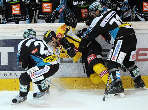 Mike Ouellette und Pat Leahy, Linz im Duell mit Jonathan Ferland, Vienna, EHC Liwest Black Wings Linz vs. UPC Vienna Capitals, Viertelfinale