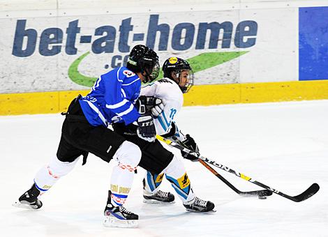 Dominik Schotka EHC Liwest Black Wings im Angriff.