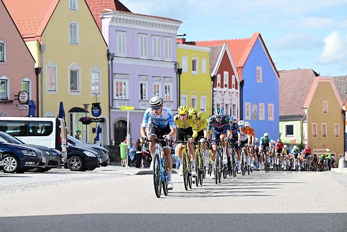 Das Peloton unterwegs im Innviertel, 2. Etappe Eferding - Reichersberg, Oberösterreich Rundfahrt