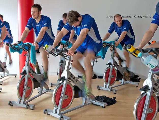 Das Team der Liwest Black Wings Linz beim Spinning Training im John Harris Fitnesscenter, Liwest Black Wings Linz