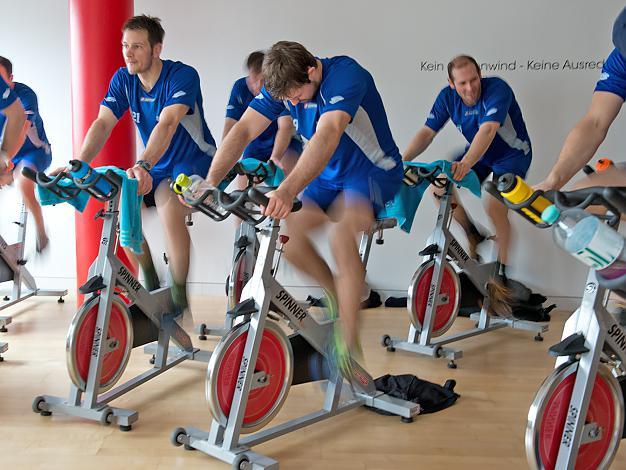 Das Team der Liwest Black Wings Linz beim Spinning Training im John Harris Fitnesscenter, Liwest Black Wings Linz