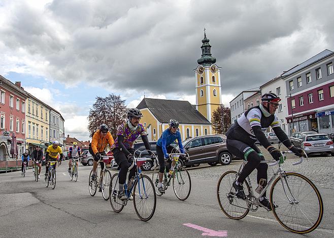 das Fahrerfeld der Klassik Ausfaht KirschblÃ¼ten Radklassik in Waizenkirchen