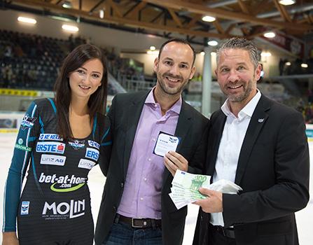 Die Sieger im 50 - 50 Spiel. EHC Liwest Black Wings Linz vs EC VSV