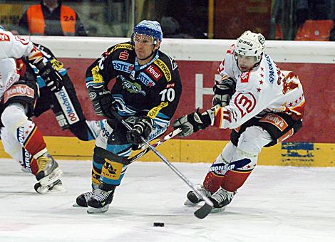 #10 Kent Salfi, Stuermer, EHC Liwest Black Wings Linz bedraengt von der #17 Jurij Golicic, HK Acroni Jesenice.