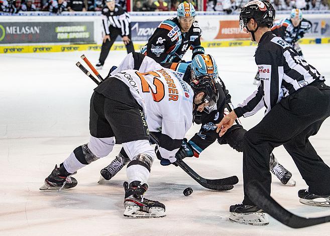 Im Bild: Kevin Moderer (Moser Medical Graz 99ers), Rick Schofield (EHC Liwest Black Wings Linz)  Eishockey,  EHC Liwest Black Wings Linz vs Moser Medical Graz 99ers