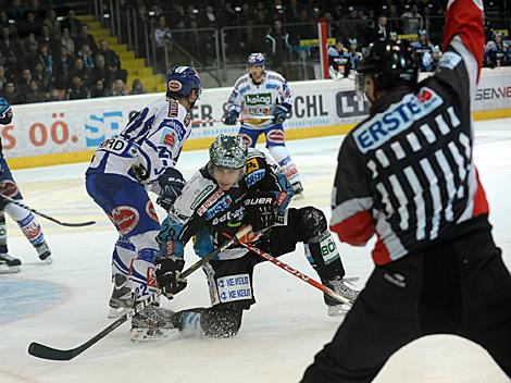 Mike Ouellette Linz und Derek Damon, VSV, EHC Liwest Black Wings Linz vs. EC Rekord Fenster VSV