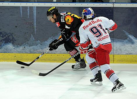 Marcel Rodmann, Vienna Capitals im Angriff verfolgt vom Salzburger Dominique Heinrich, EC Red Bull Salzburg vs. EV Vienna Capitals, Semifinale Spiel 3 