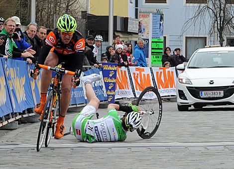 Petr Lechner, Team KTM Arboe Gebrueder Weiss Oberndorfer im Zielsprint mit Christoph Sokoll, Team Arboe Wels Gourmetfein welcher stuerzt.