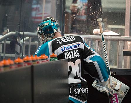 Michael Ouzas (EHC Liwest Black Wings Linz), EC Red Bull Salzburg vs EHC Liwest Black Wings Linz 