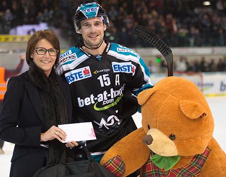 Spieler des Abends Brett McLean (EHC Liwest Black Wings Linz), Teddy Bear Toss EHC Liwest Black Wings Linz vs HC TWK Innsbruck  Die Haie