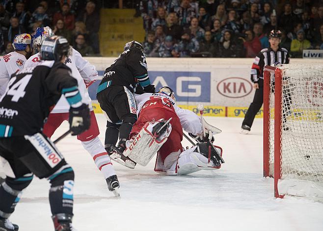 Brian Lebler (EHC Liwest Black Wings Linz) und Tormann Bernhard Starkbaum (EC Red Bull Salzburg)  EHC Liwest Black Wings Linz vs EC Red Bull  Salzburg 2. Semifinale