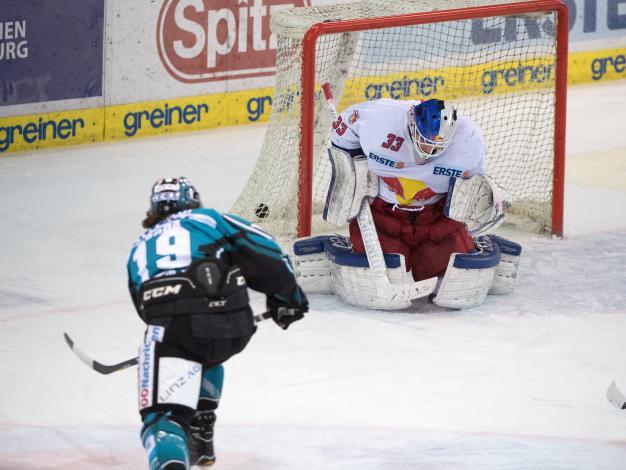 Joel Broda (EHC Liwest Black Wings Linz) scort gegen Luka Gracnar (EC Red Bull Salzburg) EHC Liwest Black Wings Linz vs EC Red Bull Salzburg