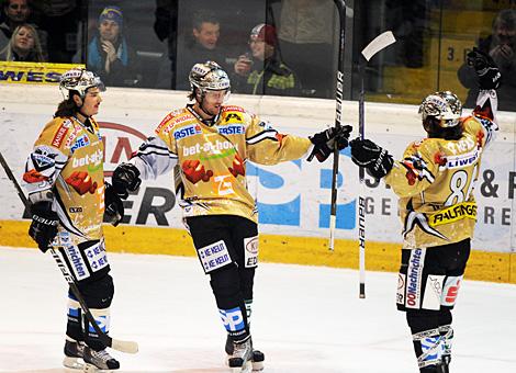 Reid Cashman Liwest Black Wings Linz feiert sein Tor vs. HDD TILIA Olimpija Ljubljana