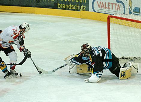 #58 Derek Bekar, Stuermer, HK Acroni Jesenice vor dem Linzer Tormann, #29 Juergen Penker, EHC Liwest Black Wings Linz.
