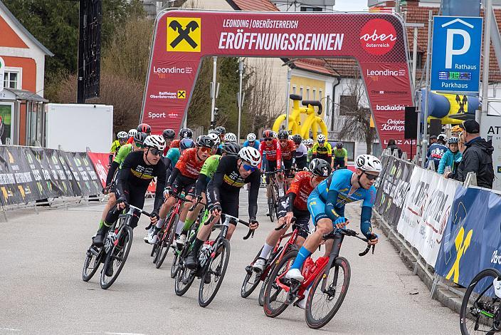 das Peleton mit Felix Ritzinger (AUT, Team Felbermayr Simplon Wels) Herren Elite, U23, Radliga, 62. Radsaison-Eröffnungsrennen Leonding, Oberösterreich 