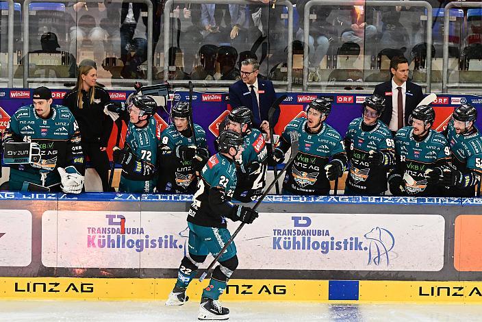 Luca Erne (Steinbach Black Wings Linz) feiert das Tor zum 2 zu 1, 8. Runde ICE, Steinbach Black Wings Linz vs EC KAC, Linz AG Eisarena 