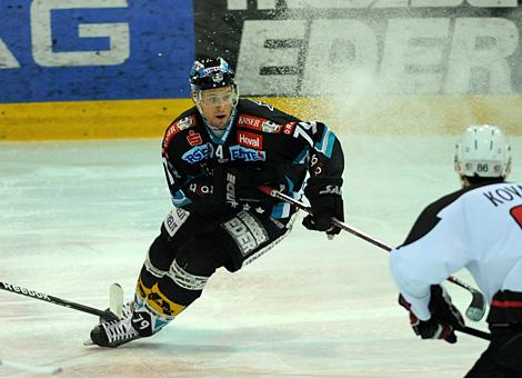 #79 Gregor Baumgartner, Stuermer, EHC Liwest Black Wings Linz im Angriff.