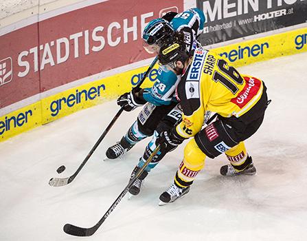 Sebastien Piche (EHC Liwest Black Wings Linz) und MacGregor Sharp (UPC Vienna Capitals), EHC Liwest Black Wings Linz vs UPC Vienna Capitals, Platzierungsrunde