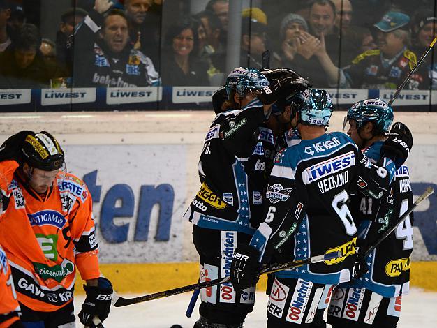 Linz feiert ein Tor, Liwest Black Wings Linz vs Moser Medical Graz99ers