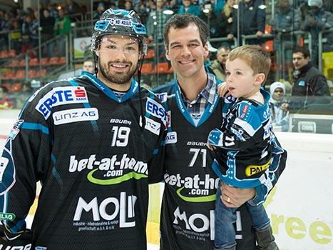 Pat Leahy, Ex-Linzer, wird in der Halle verabschiedet, mit Andrew Jacob Kozek, EHC Liwest Black Wings Linz vs EC VSV
