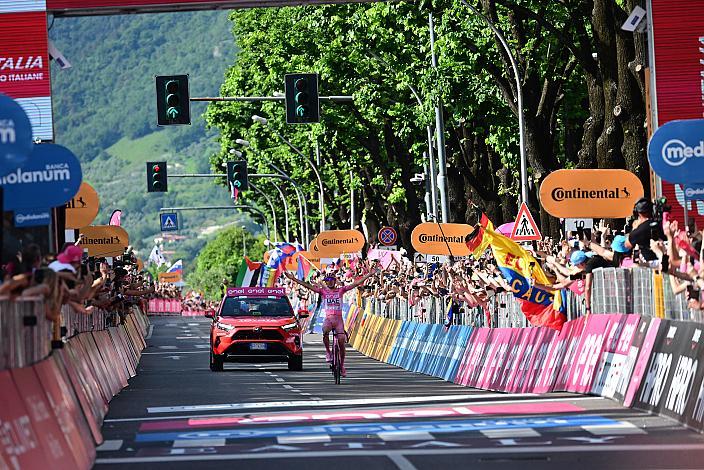 Tadej Pogacar (SLO, UAE Team Emirates) im Rosa Terikot des Gesamtführenden des 107. Giro d Italia, Stage 20, Alpago - Bassano del Grappa, km 184