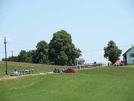 Das Feld an der Bergwertung Sandner Linde,  OOE Rundfahrt, 3. Etappe Traun - Garsten