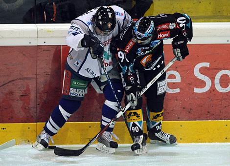 #90 Patrick Maier, Stuermer, EHC Liwest Black Wings Linz im Duell um die Scheibe an der Bande.