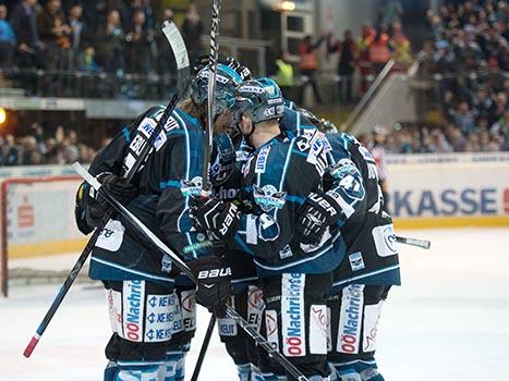 Linz feiert EHC Liwest Black Wings Linz vs HCB Suedtirol, 5. Viertelfinale