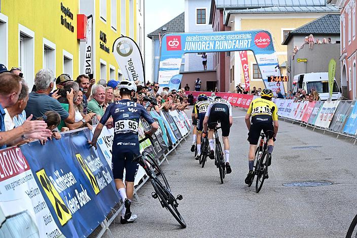 Zieleinlauf in Sarleinsbach Brandt Christiansen stürzt, 2. Etappe Sarleinsbach - Sarleinsbach, Int. Oberösterreichische Versicherung OÖ Junioren Oberösterreich Rundfahrt