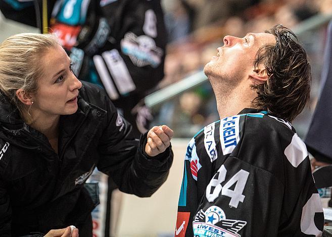 Corey Locke (EHC Liwest Black Wings Linz) wird verarztet,  EHC Liwest Black Wings Linz vs HC Orli Znojmo