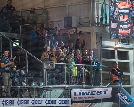 Schüler/innen der 4D vom Petrinum Linz zu Gast in der Juniorfanlounge. EHC Liwest Black Wings Linz vs Dornbirner Eishockey Club
SchÃ¼ler/innen der 4D vom Petrinum Linz zu Gast in der Juniorfanlounge. EHC Liwest Black Wings Linz vs Dornbirner Eishocke