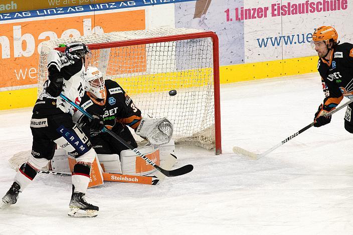 v.l. Radim Matus (Tesla Orli Znojmo), Tormann Jared Coreau (Steinbach Black Wings Linz), Martin Stanjoch (Steinbach Black Wings Linz) Steinbach Black Wings Linz vs Tesla Orli Znojmo, bet-at-home ICE Hockey League
