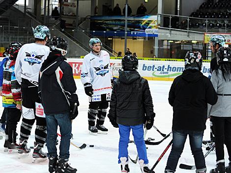 Die Preistraeger des Liwest Black Wings Linz Gewinnspiels beim Training mit Alex Westlund, Philipp Lukas, Gregor Baumgartner