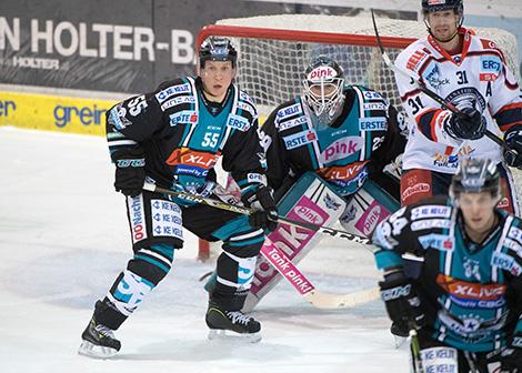 Robert Lukas (EHC Liwest Black Wings Linz) in seinem 1000 LigaspielEHC Liwest Black Wings Linz vs KHL Medvescak Zagreb