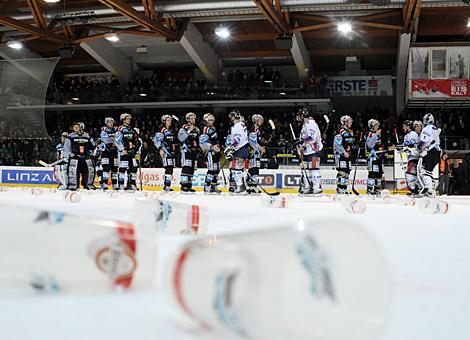 Die Linzer feiren den Sieg, Liwest Black Wings Linz vs. SAPA Fehervar AV19